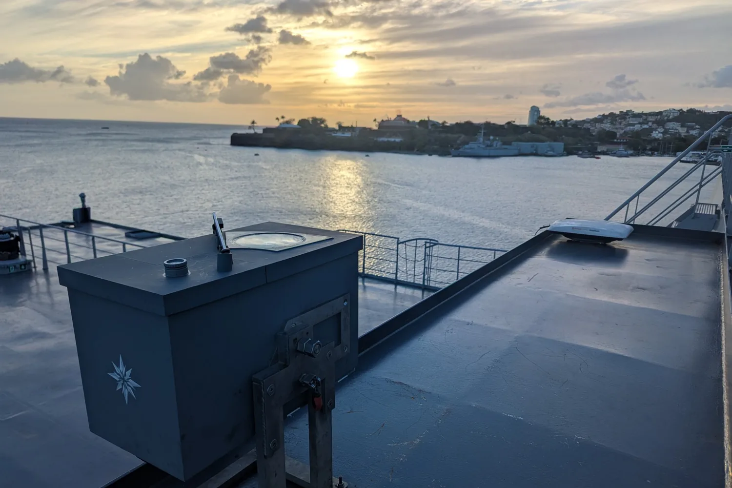 Boîtier MAGELLAN sur le pont d’un navire au coucher du soleil