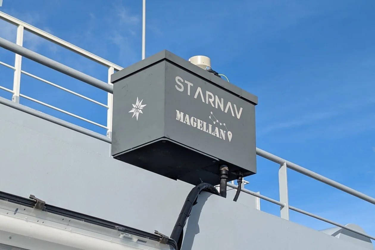 Système MAGELLAN installé sur le bastingage d’un navire