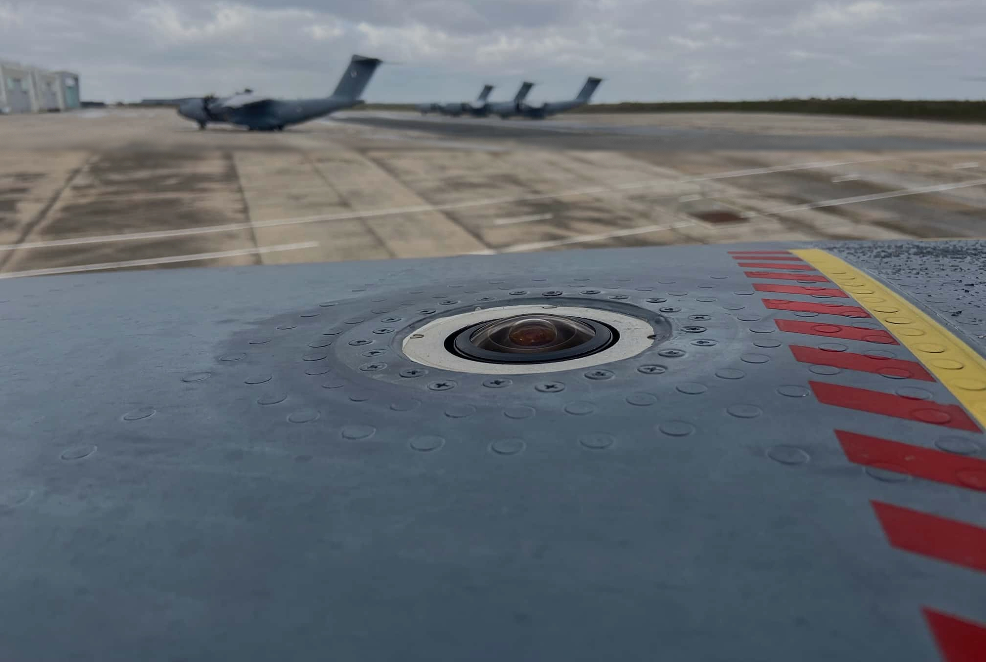 Magellan affleurant l'avion, A400M au fond, sur la piste d'envol